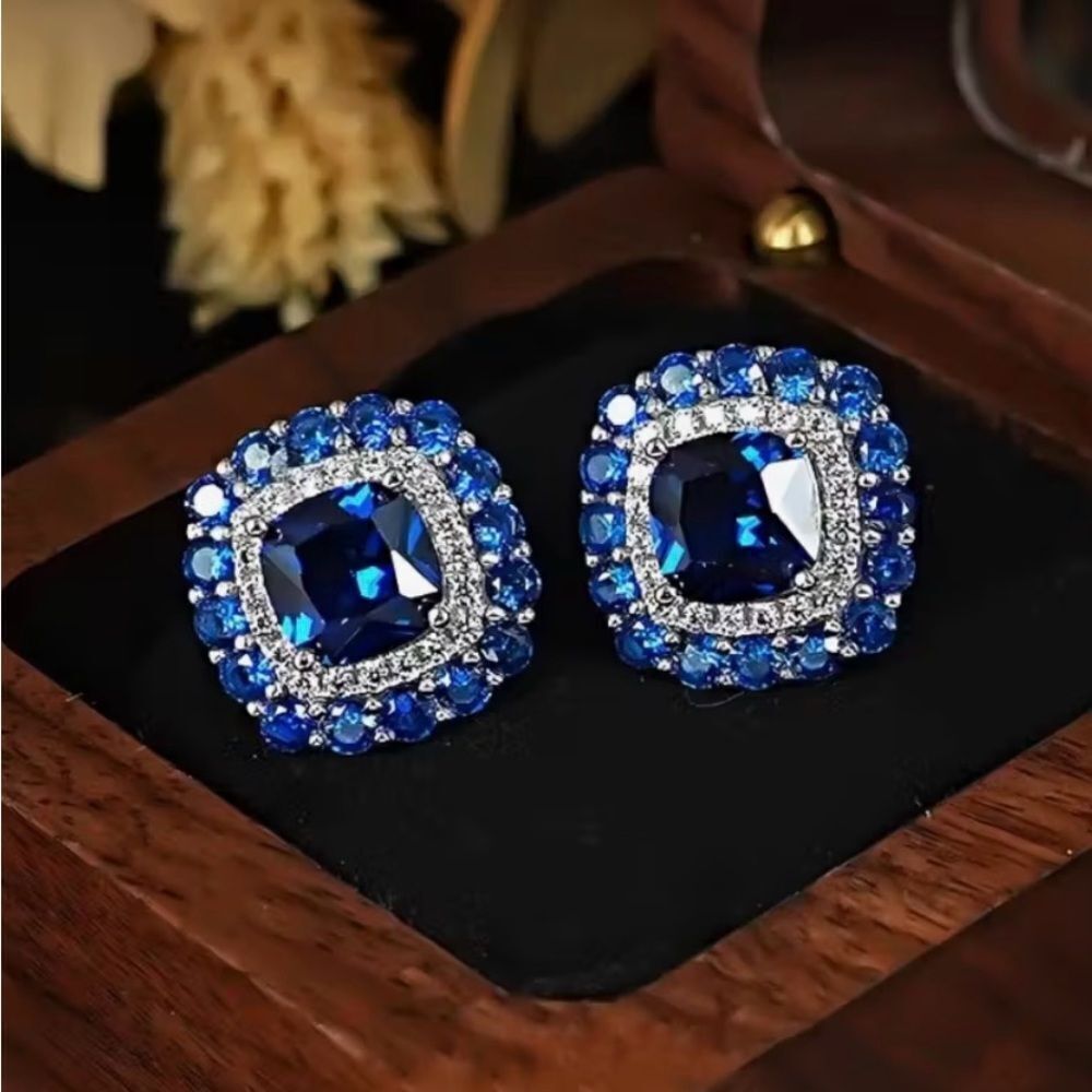 💙 NEW Elegant Blue Crystal and Silver Stud Earrings 💙